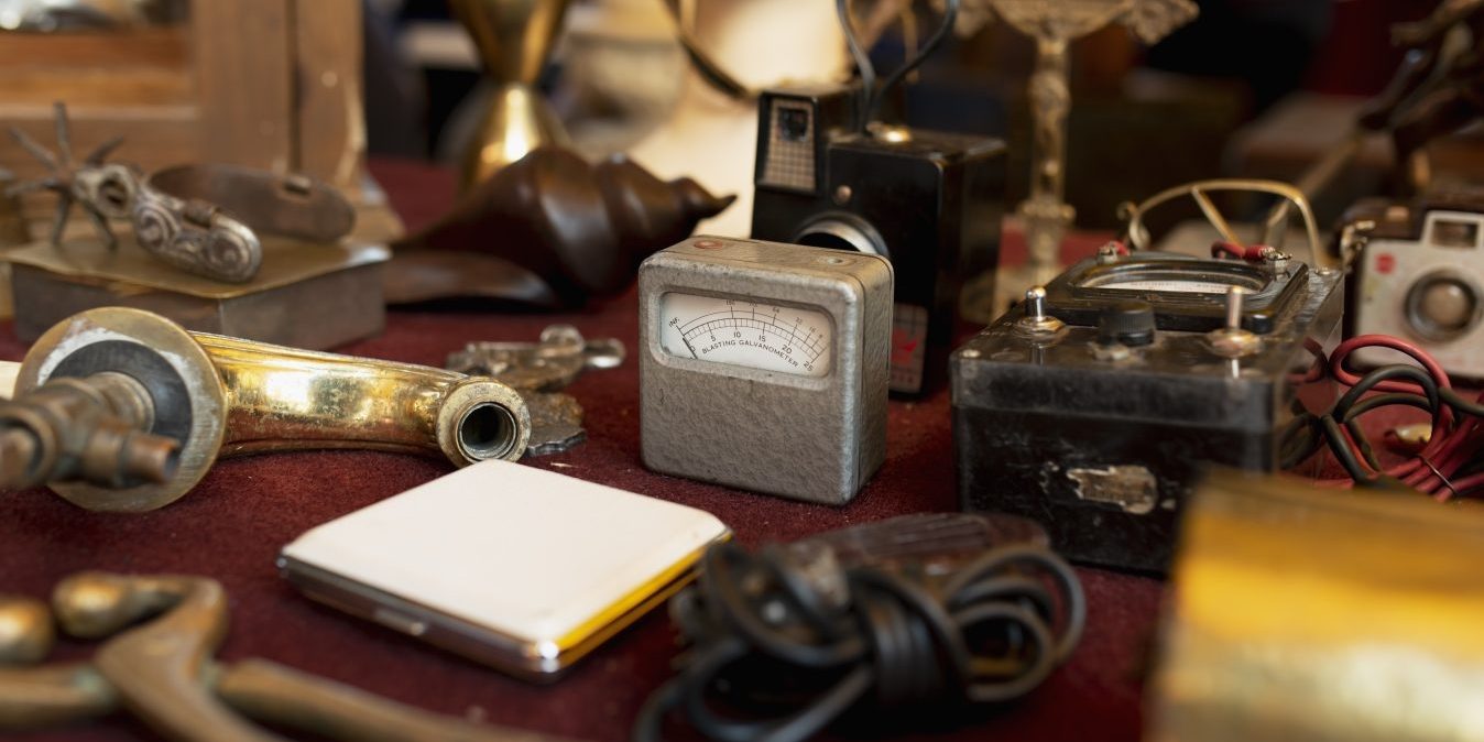 Optimized-high-angle-vintage-items-arrangement (1) Decoraciones y accesorios para escape rooms