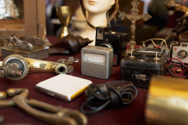 Optimized-high-angle-vintage-items-arrangement (1) Decoraciones y accesorios para escape rooms