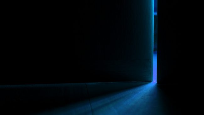 Optimized-light-from-open-door (1) Crear tu propia sala de escape