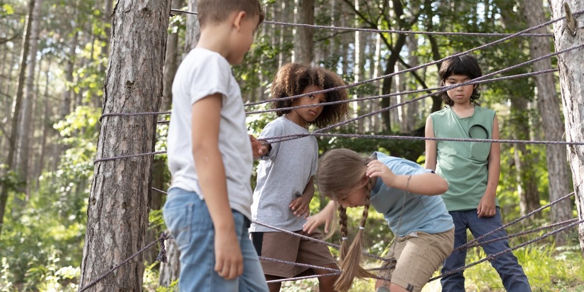 Optimized-children-participating-treasure-hunt (1) escape room al aire libre