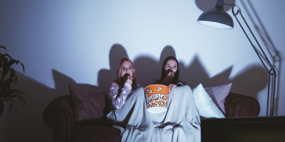 Optimized-girls-watching-movie (1) Escape rooms de película