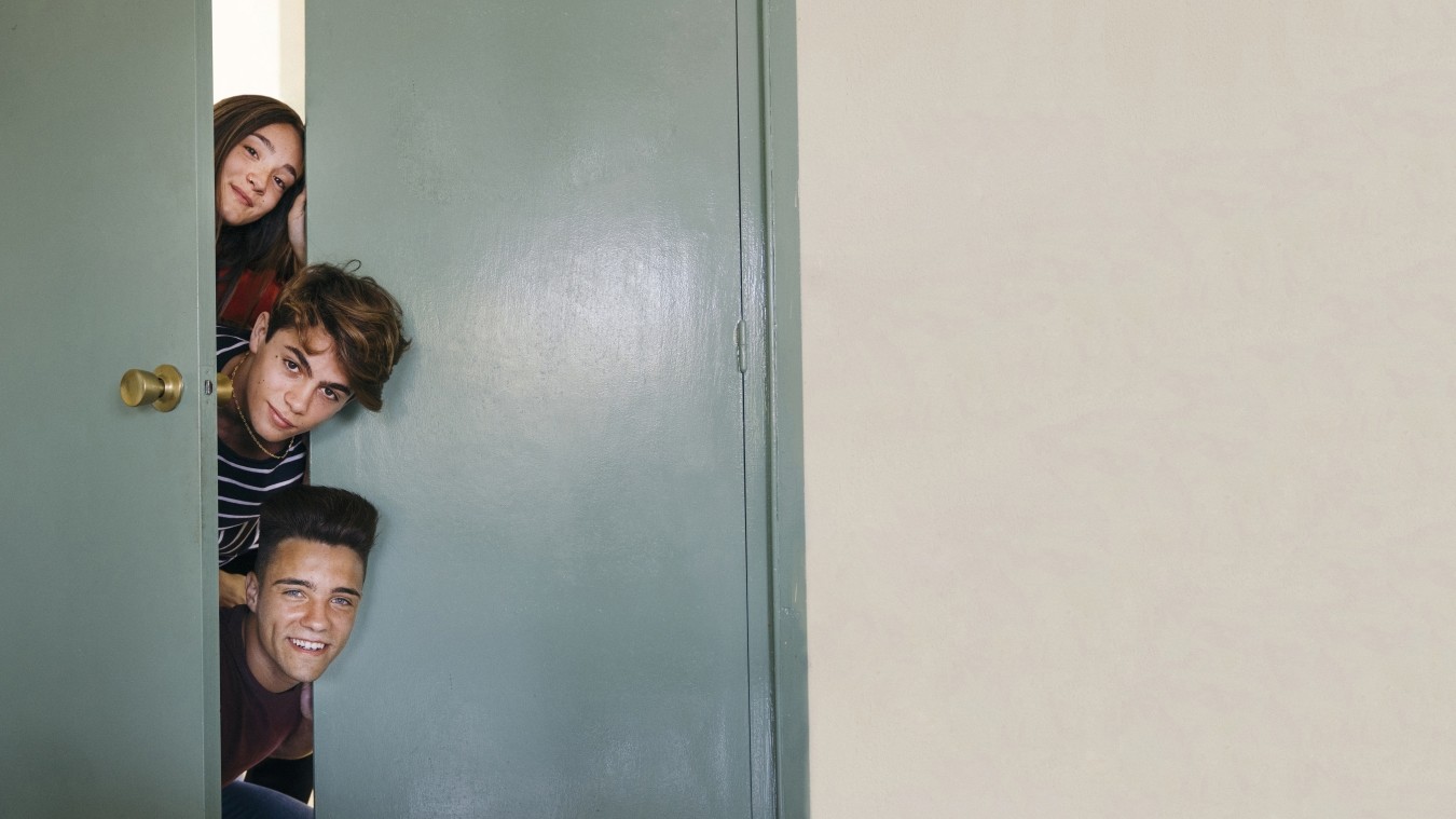 Optimized-guys-coming-into-classroom (1) Educación y escape rooms