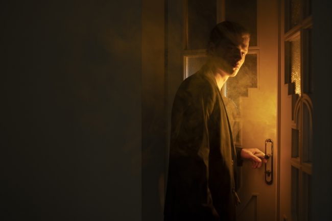 side-view-man-posing-studio escape room en casa