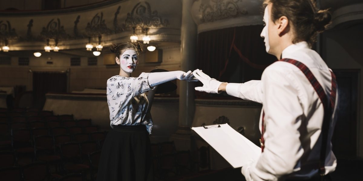 Actores y animadores en sala teatro