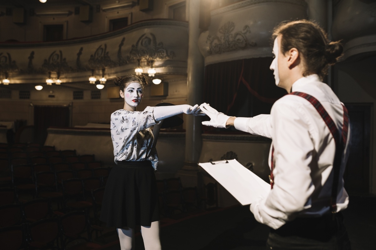 Actores y animadores en sala teatro